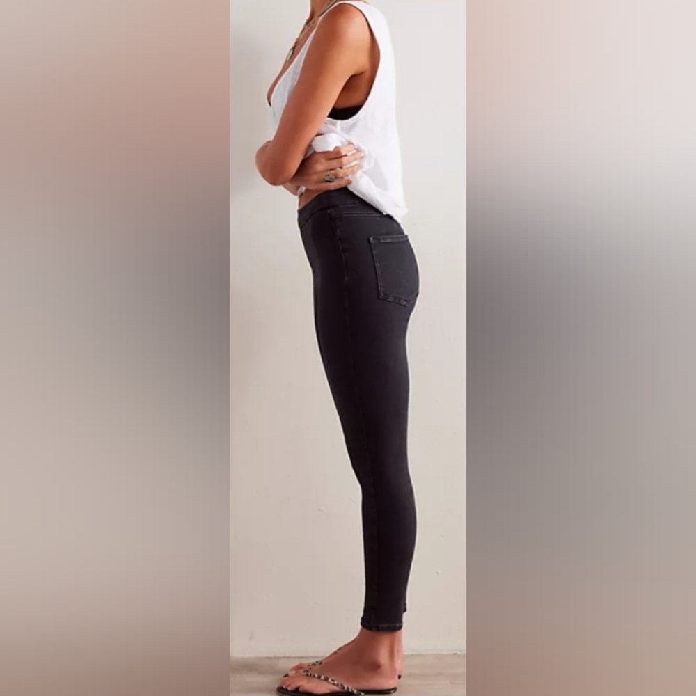 Free People Black Denim Slim Jeans. NWOT . Size 25W